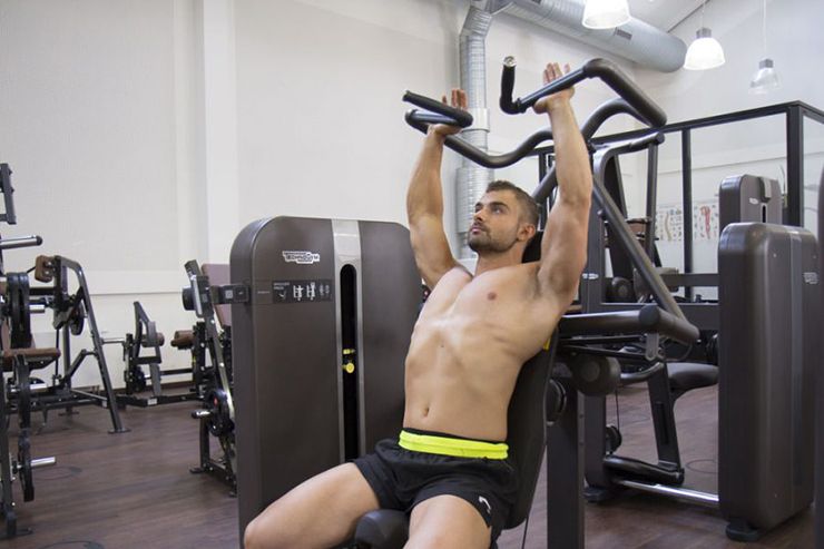 حرکات چند مفصلی مانند پرس سرشانه با دستگاه و بیشترین تاثیر رشد